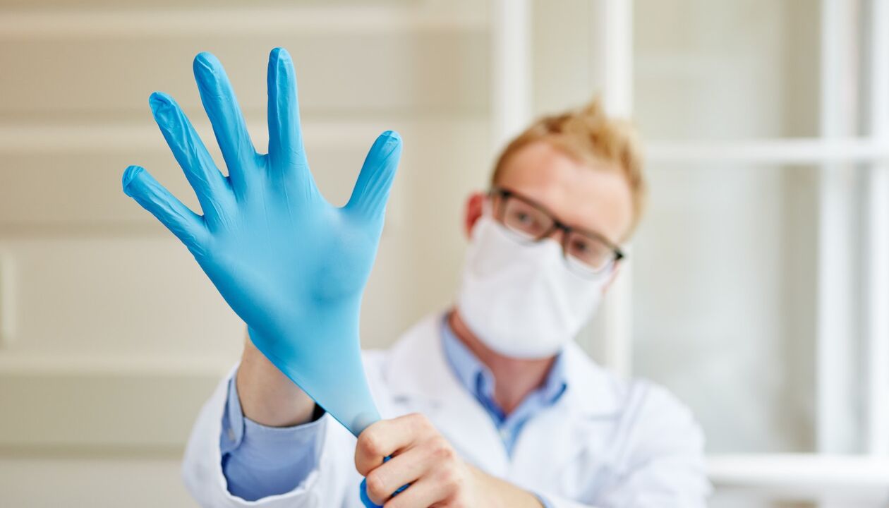 Der Arzt trägt einen Massagehandschuh, um Prostatitis vorzubeugen